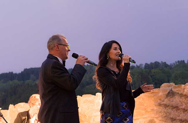 Duett Diana Brüheim mit Andreas Rogg  Burgruine Sulzberg